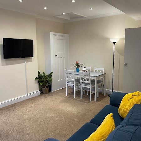 Super Convenient For Central London - Large 2 Double Bed Apartment 30 Seconds Walk To Platform Train Station And 19 Mins To London Waterloo Buitenkant foto