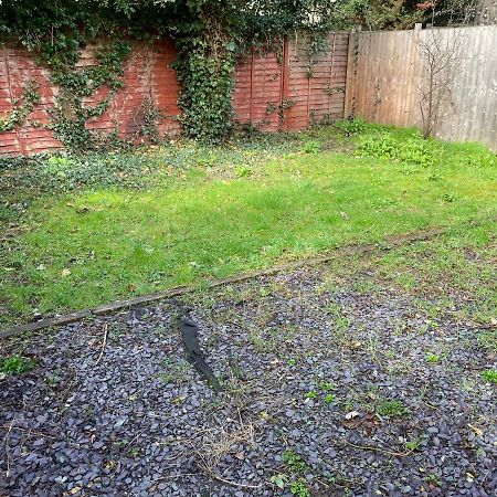 Super Convenient For Central London - Large 2 Double Bed Apartment 30 Seconds Walk To Platform Train Station And 19 Mins To London Waterloo Buitenkant foto