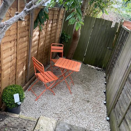 Super Convenient For Central London - Large 2 Double Bed Apartment 30 Seconds Walk To Platform Train Station And 19 Mins To London Waterloo Buitenkant foto