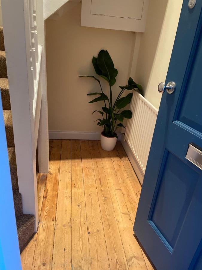 Super Convenient For Central London - Large 2 Double Bed Apartment 30 Seconds Walk To Platform Train Station And 19 Mins To London Waterloo Buitenkant foto