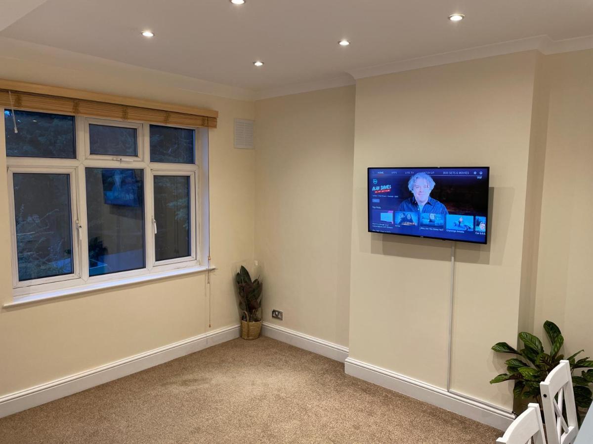 Super Convenient For Central London - Large 2 Double Bed Apartment 30 Seconds Walk To Platform Train Station And 19 Mins To London Waterloo Buitenkant foto