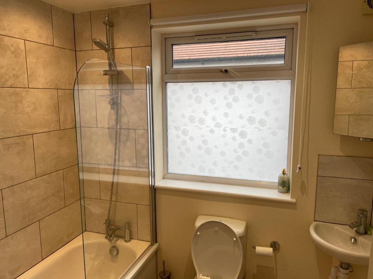 Super Convenient For Central London - Large 2 Double Bed Apartment 30 Seconds Walk To Platform Train Station And 19 Mins To London Waterloo Buitenkant foto
