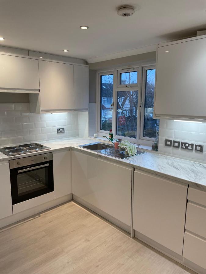 Super Convenient For Central London - Large 2 Double Bed Apartment 30 Seconds Walk To Platform Train Station And 19 Mins To London Waterloo Buitenkant foto