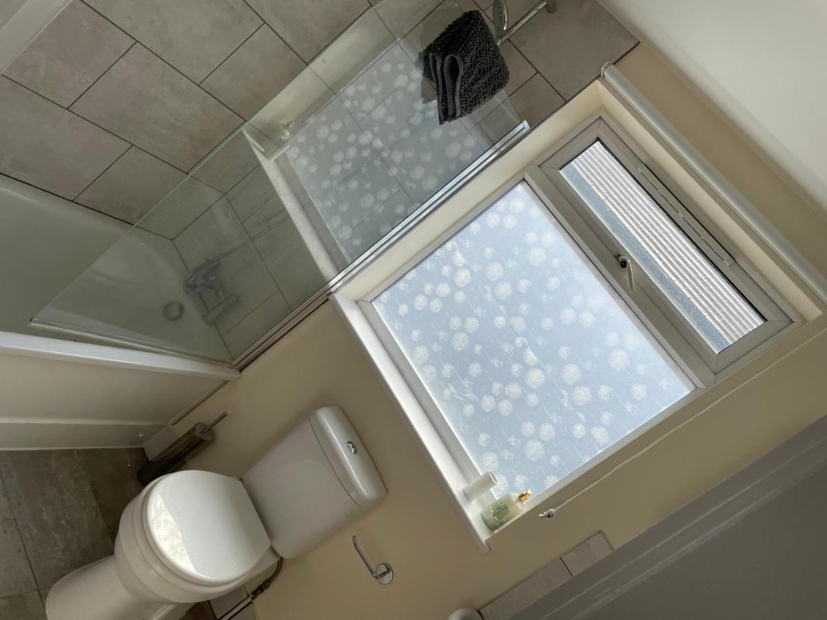 Super Convenient For Central London - Large 2 Double Bed Apartment 30 Seconds Walk To Platform Train Station And 19 Mins To London Waterloo Buitenkant foto