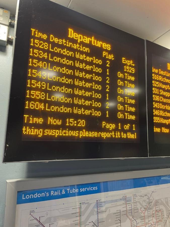 Super Convenient For Central London - Large 2 Double Bed Apartment 30 Seconds Walk To Platform Train Station And 19 Mins To London Waterloo Buitenkant foto