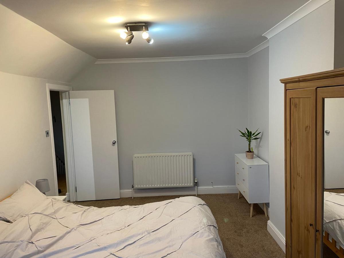 Super Convenient For Central London - Large 2 Double Bed Apartment 30 Seconds Walk To Platform Train Station And 19 Mins To London Waterloo Buitenkant foto