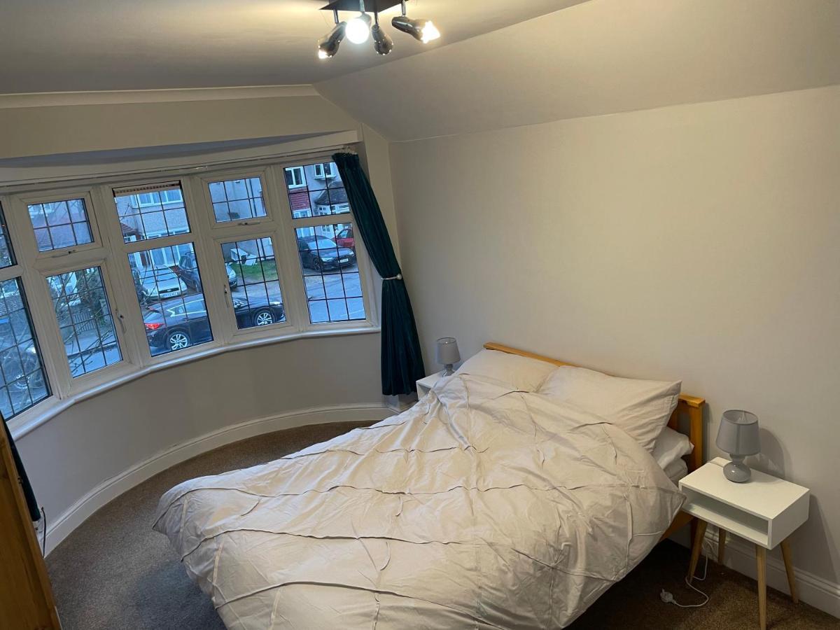 Super Convenient For Central London - Large 2 Double Bed Apartment 30 Seconds Walk To Platform Train Station And 19 Mins To London Waterloo Buitenkant foto