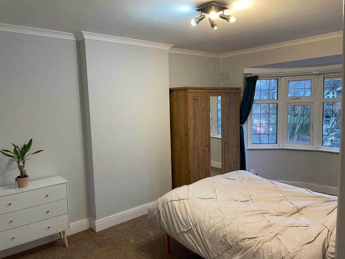 Super Convenient For Central London - Large 2 Double Bed Apartment 30 Seconds Walk To Platform Train Station And 19 Mins To London Waterloo Buitenkant foto